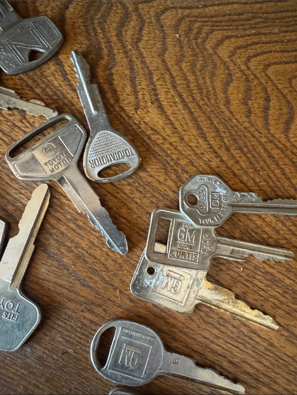 72 Vintage Assorted Brass, Aluminum & Steel Car Key Lot - Picture 6 of 6